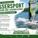 Jugendlicher beim Windsurfen auf einem sächsischen See mit farbigem Segel.