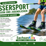 Kind fährt Wasserski hinter einer Seilbahn auf einem See in Sachsen.